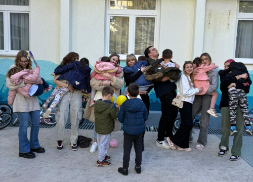 Fotografija 6 - Šibenski gimnazijalci kupili hranilice, igračke i  školski pribor za djecu u domu Maestral
