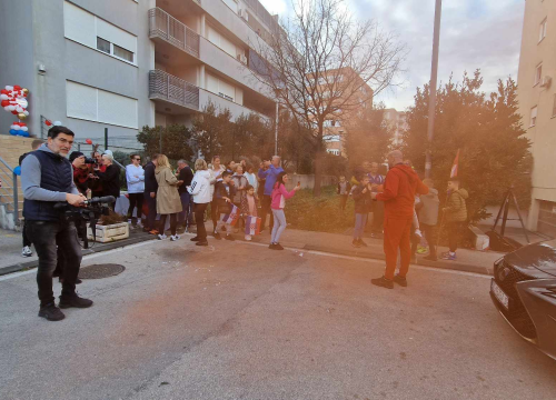 Fotografija 2 - Ivica Tucak ostao bez teksta: Susjedi  na Šubićevcu pripremili mu doček kojem se nije nadao, ali se oduševio