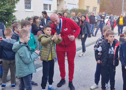 Fotografija 6 - Ivica Tucak ostao bez teksta: Susjedi  na Šubićevcu pripremili mu doček kojem se nije nadao, ali se oduševio