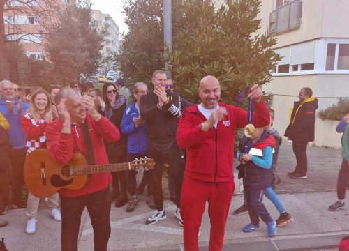 Fotografija 10 - Ivica Tucak ostao bez teksta: Susjedi  na Šubićevcu pripremili mu doček kojem se nije nadao, ali se oduševio