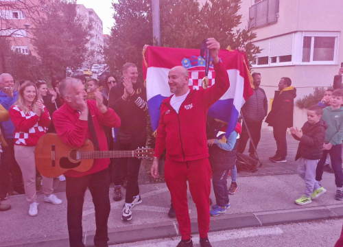 Fotografija 11 - Ivica Tucak ostao bez teksta: Susjedi  na Šubićevcu pripremili mu doček kojem se nije nadao, ali se oduševio