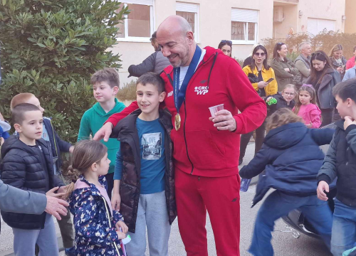 Fotografija 13 - Ivica Tucak ostao bez teksta: Susjedi  na Šubićevcu pripremili mu doček kojem se nije nadao, ali se oduševio