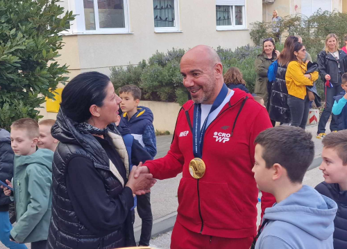 Fotografija 15 - Ivica Tucak ostao bez teksta: Susjedi  na Šubićevcu pripremili mu doček kojem se nije nadao, ali se oduševio