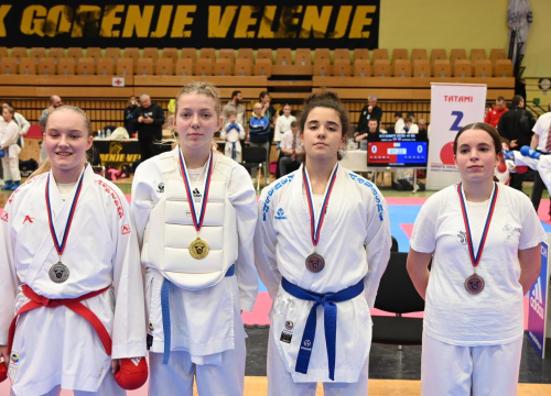 Fotografija 2 - Karate klub Okit iz Slovenije se vratio s pregršt medalja: Njih sedam osvojilo ih šest