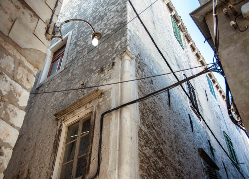 Fotografija 2 - Gradonačelnik obišao obnovljene renesansne i gotičke stupove: 'Stara gradska jezgra nije zaboravljena'