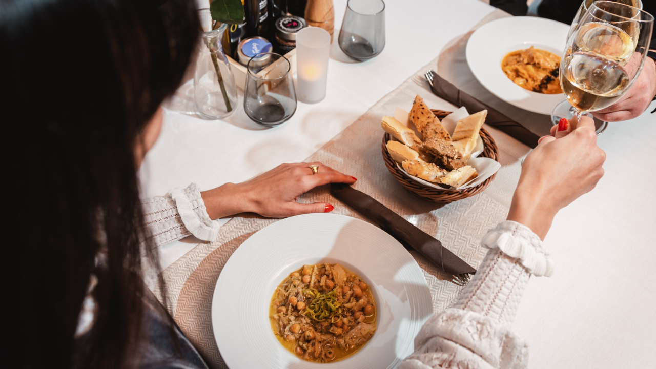 Proslavite Dan žena uz dva benda i večeru u tri slijeda u hotelu Jadran!