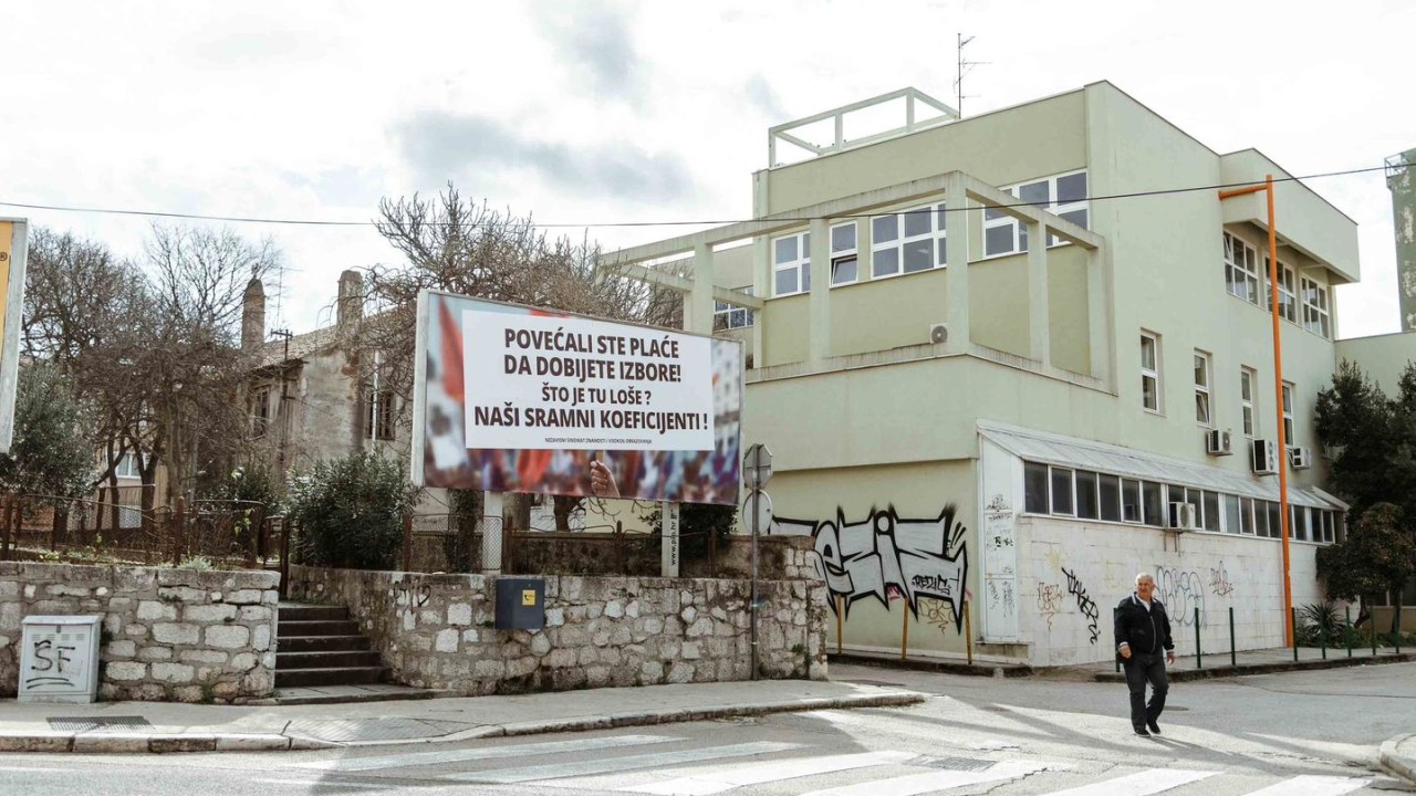 Sindikat znanosti i obrazovanja plakatom kod šibenskih škola poslao poruku Vladi