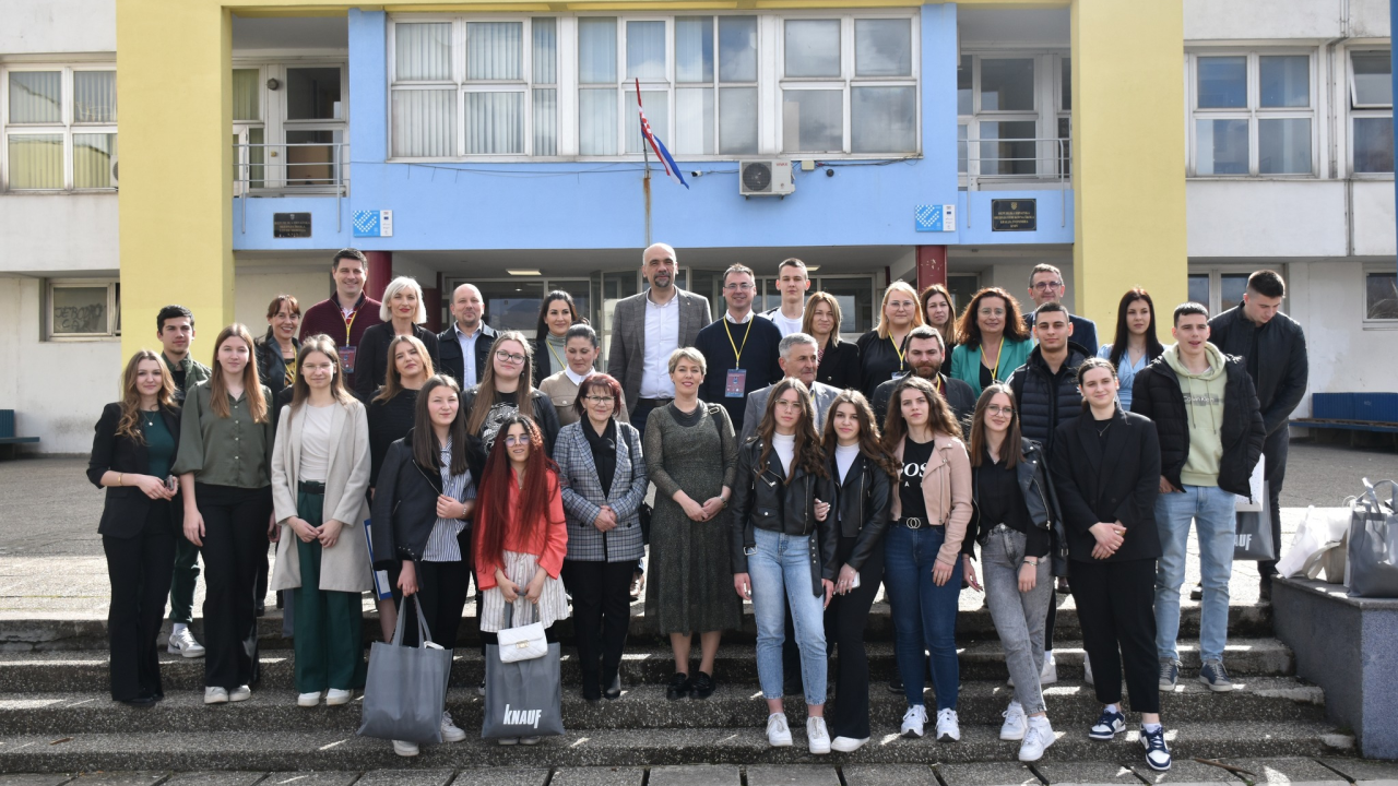 U kninskoj srednjoj školi održano regionalno natjecanje Poslovni izazov 2024. za regiju Jug