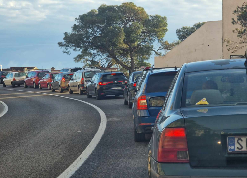 Velika kolona nakon prometne na Carićevim okukama, vozite obilazno