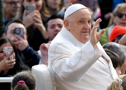 Papa Franjo i dalje bolestan, na tjednoj audijenciji umjesto njega čitao pomoćnik