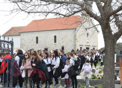Fotografija 3 - Križni put mladih ŠIbenske biskupije održan pod geslom 'Meni je štit Bog'