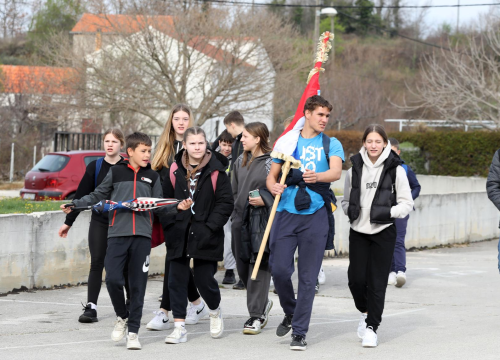 Fotografija 2 - Križni put mladih ŠIbenske biskupije održan pod geslom 'Meni je štit Bog'