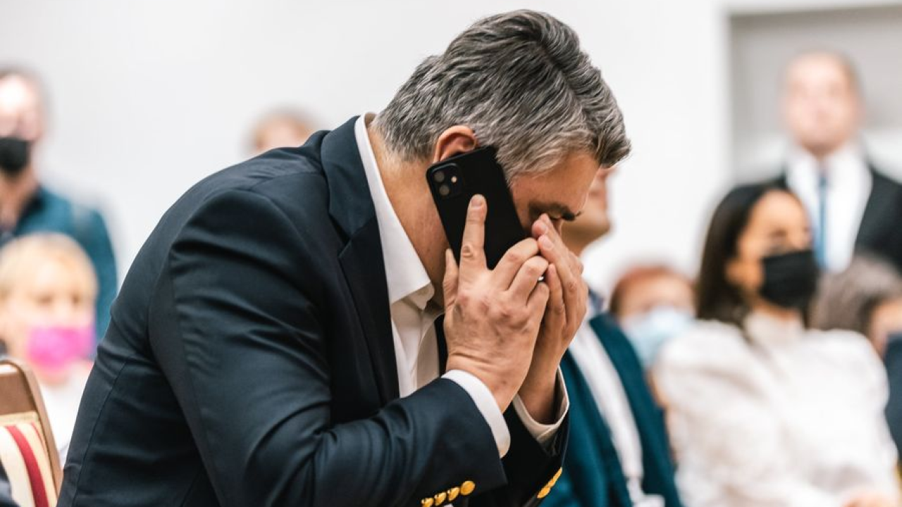 ‘To su nepismeni gangsteri, seljačine! Ovo je čisti puč, bit ću premijer na legalan način‘