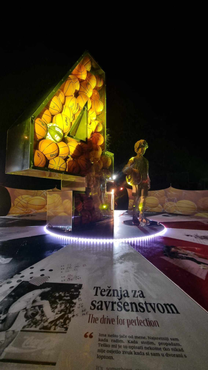 'Dvorana, lopta, stolice': Instalacija Dražena Petrovića stigla na zagrebački Festival svjetla