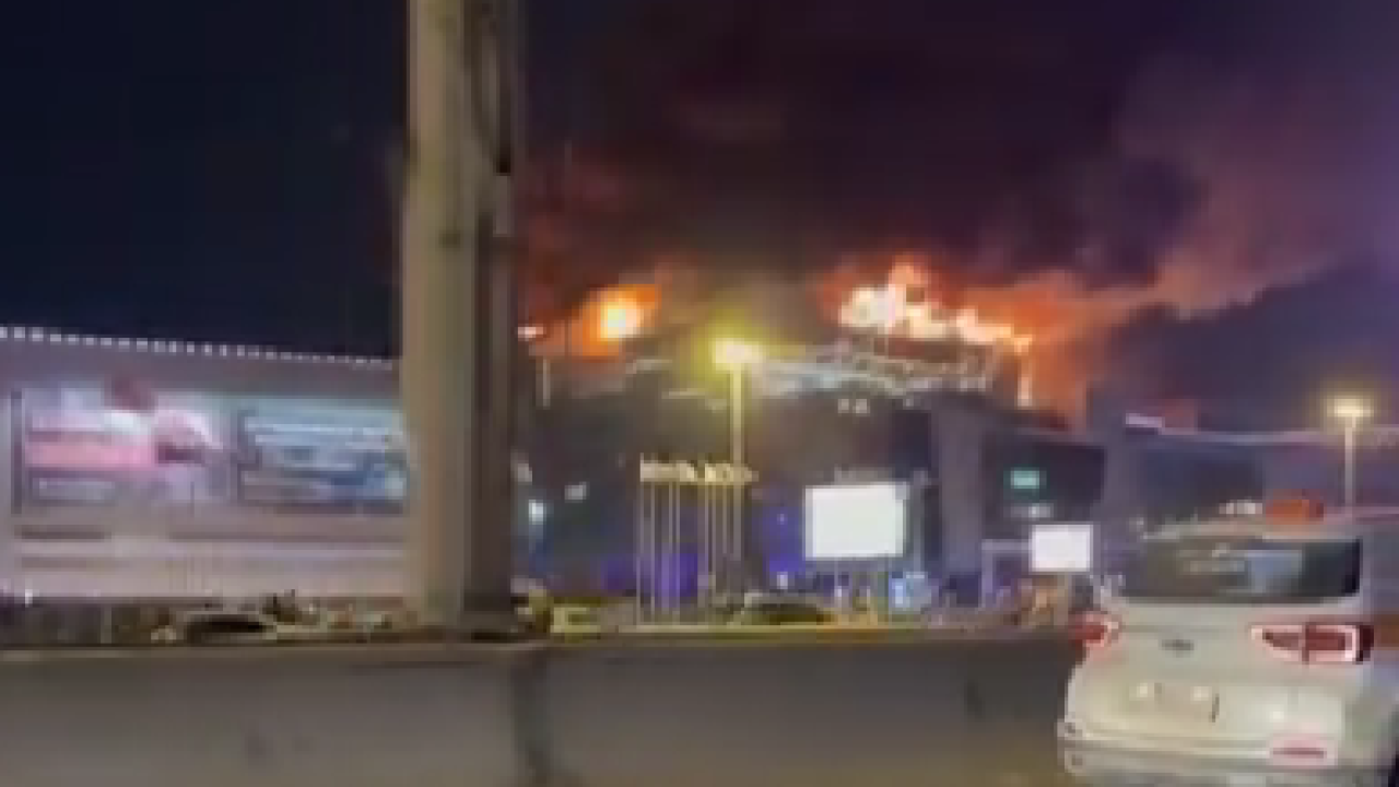 Pucnjava i eksplozije u Moskvi: Napadači upali u koncertnu dvoranu