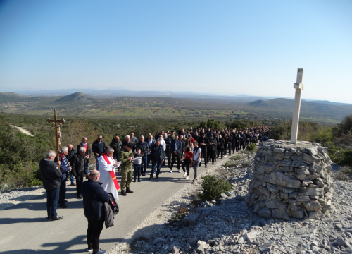 Križni put Hrvatske vojske i policije prema brdu Kamenjak na Veliki petak