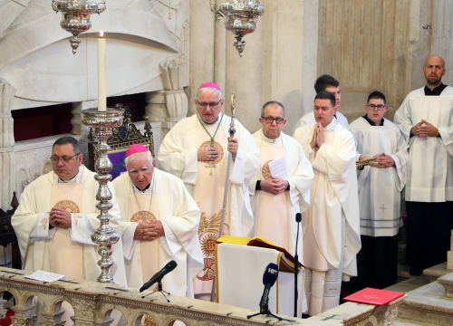 Jutros u katedrali biskup predvodio misu posvete ulja za krizme i bolesničko pomazanje