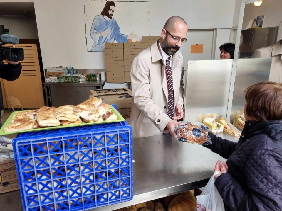 Dogradonačelnik Mileta podijelio pogače korisnicima pučke kuhinje Caritasa