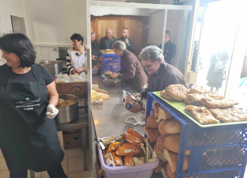 Fotografija 6 - Dogradonačelnik Mileta podijelio pogače korisnicima pučke kuhinje Caritasa