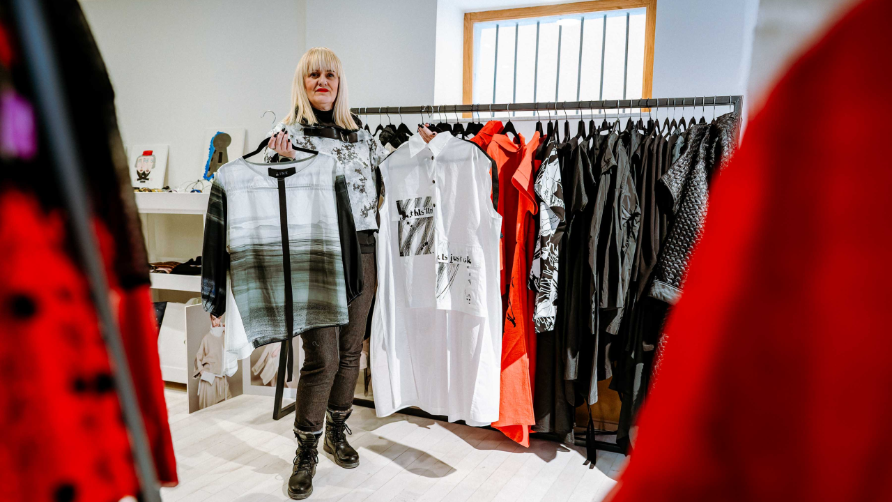 Proljeće u Galeriju Juraj Dalmatinac donosi nove kolekcije odjeće i popust na umjetnine