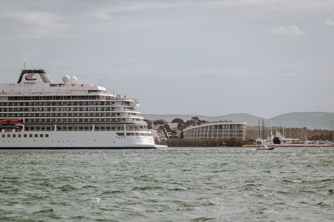 Jadrolinijina Premuda pokraj kruzera Viking Mars izgleda kao dječja igračka