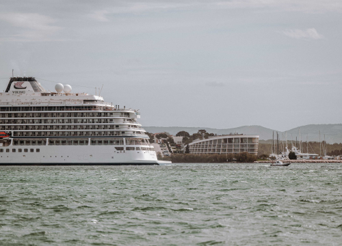 Fotografija 3 - Jadrolinijina Premuda pokraj kruzera Viking Mars izgleda kao dječja igračka