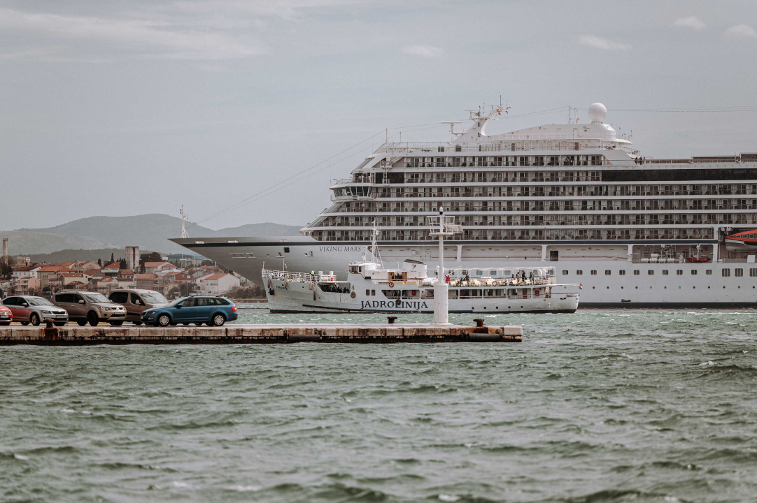 Jadrolinijina Premuda pokraj kruzera Viking Mars izgleda kao dječja igračka