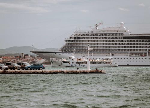 Fotografija 4 - Jadrolinijina Premuda pokraj kruzera Viking Mars izgleda kao dječja igračka