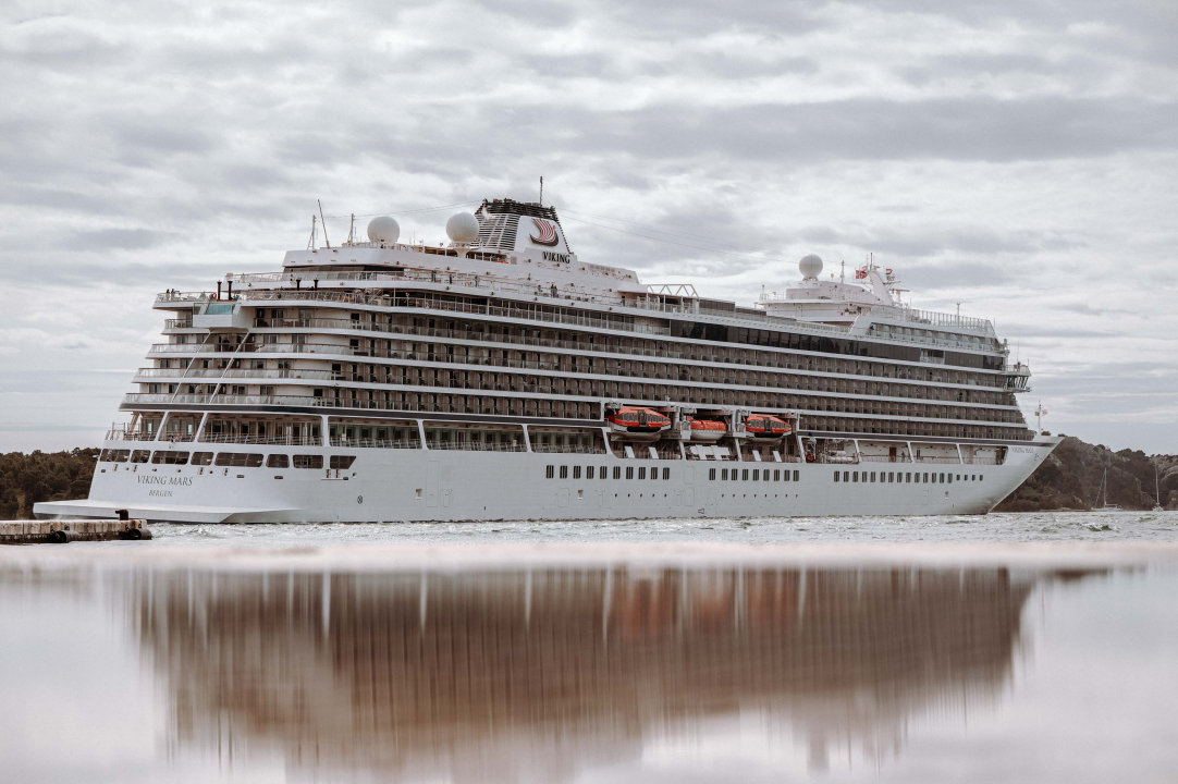 Jadrolinijina Premuda pokraj kruzera Viking Mars izgleda kao dječja igračka