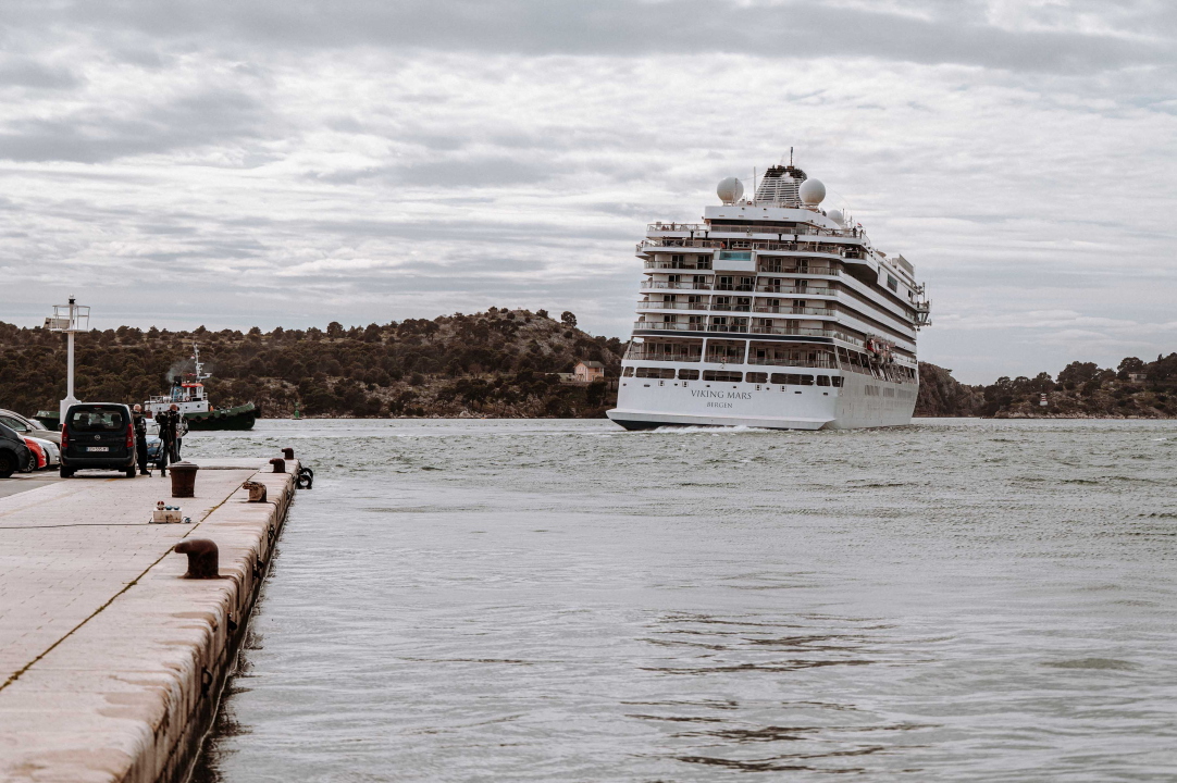 Jadrolinijina Premuda pokraj kruzera Viking Mars izgleda kao dječja igračka