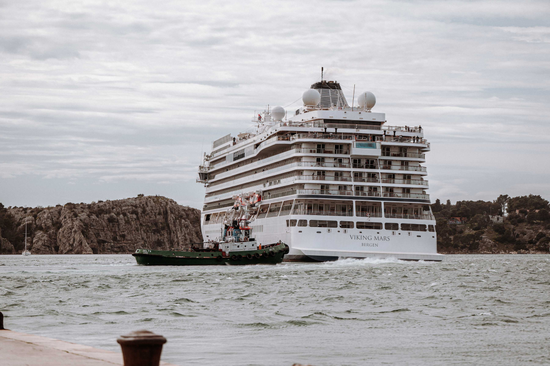 Jadrolinijina Premuda pokraj kruzera Viking Mars izgleda kao dječja igračka