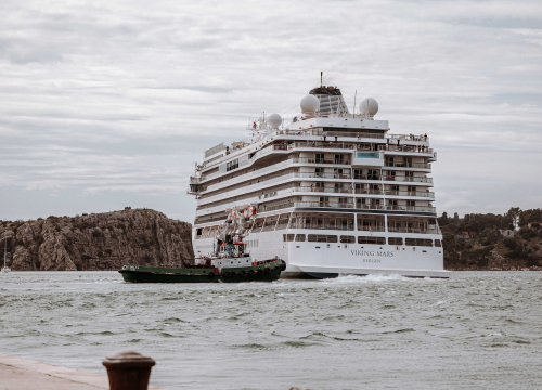 Fotografija 8 - Jadrolinijina Premuda pokraj kruzera Viking Mars izgleda kao dječja igračka