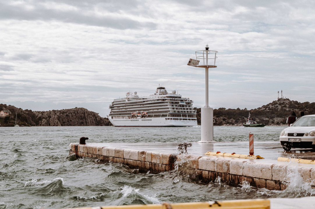Jadrolinijina Premuda pokraj kruzera Viking Mars izgleda kao dječja igračka