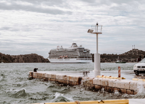 Fotografija 9 - Jadrolinijina Premuda pokraj kruzera Viking Mars izgleda kao dječja igračka