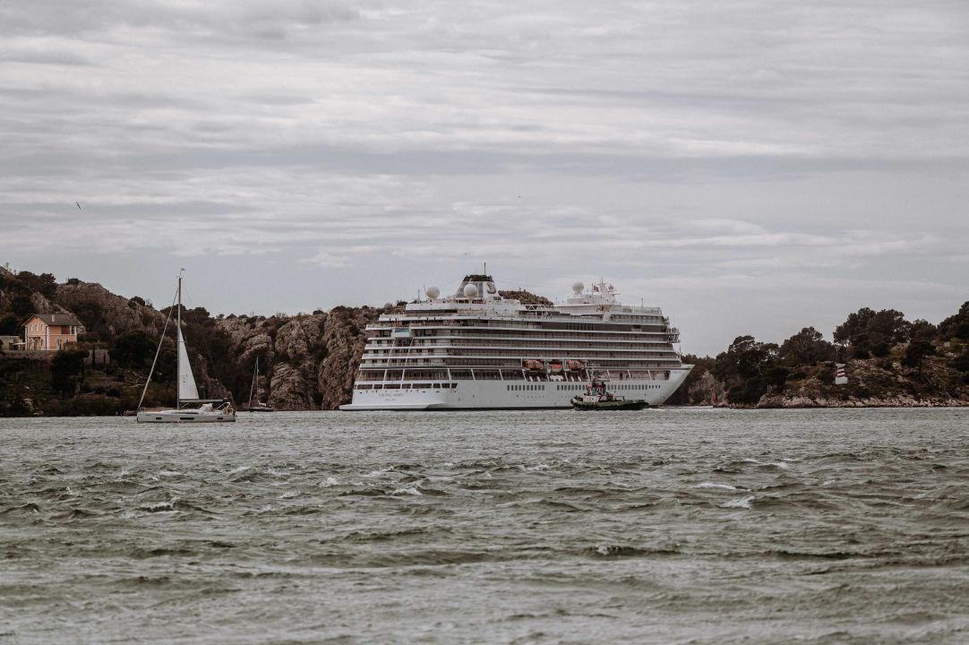 Jadrolinijina Premuda pokraj kruzera Viking Mars izgleda kao dječja igračka