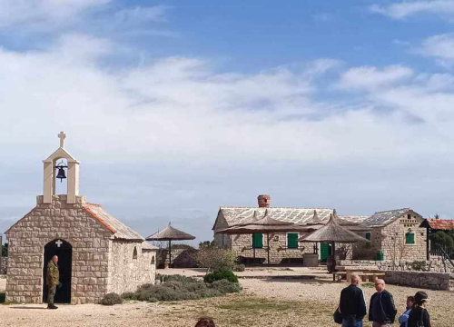 Fotografija 4 - Održan Križni put Hrvatske vojske i policije na brdu Kamenjak iznad Vranskog jezera