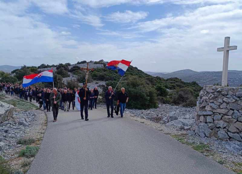 Fotografija 7 - Održan Križni put Hrvatske vojske i policije na brdu Kamenjak iznad Vranskog jezera