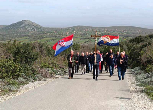 Fotografija 10 - Održan Križni put Hrvatske vojske i policije na brdu Kamenjak iznad Vranskog jezera