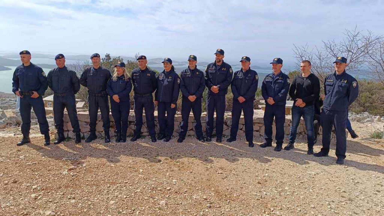 Održan Križni put Hrvatske vojske i policije na brdu Kamenjak iznad Vranskog jezera