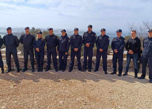 Fotografija 8 - Održan Križni put Hrvatske vojske i policije na brdu Kamenjak iznad Vranskog jezera