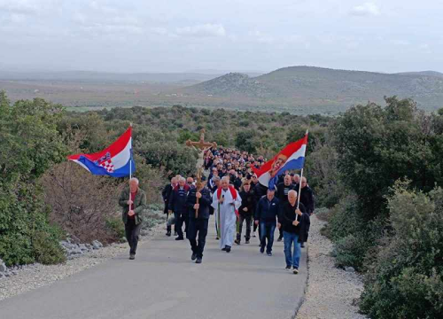 Fotografija 9 - Održan Križni put Hrvatske vojske i policije na brdu Kamenjak iznad Vranskog jezera