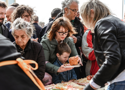 Fotografija 30 - Uskrsni doručak i ove godine privukao brojne Šibenčane, fritaja 'planula' u nekoliko minuta