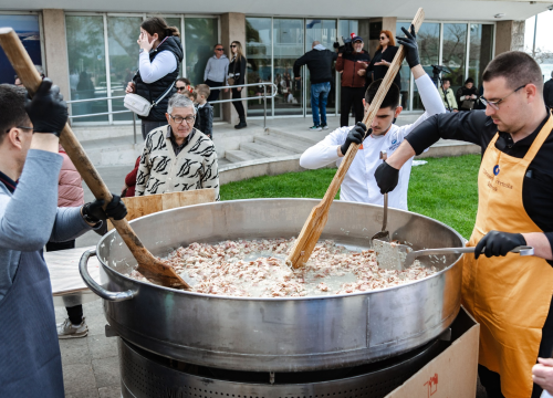 Fotografija 3 - Uskrsni doručak i ove godine privukao brojne Šibenčane, fritaja 'planula' u nekoliko minuta