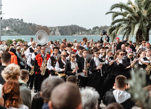 Fotografija 19 - Uskrsni doručak i ove godine privukao brojne Šibenčane, fritaja 'planula' u nekoliko minuta