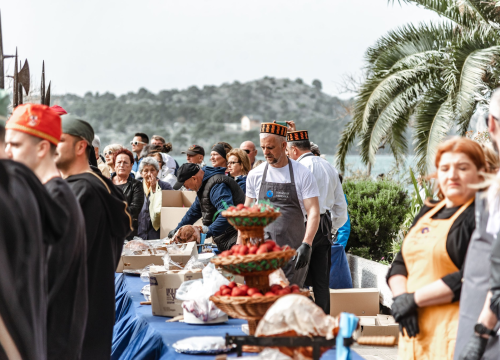 Fotografija 16 - Uskrsni doručak i ove godine privukao brojne Šibenčane, fritaja 'planula' u nekoliko minuta