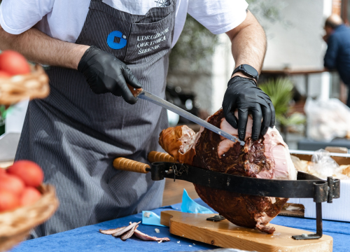 Fotografija 2 - Uskrsni doručak i ove godine privukao brojne Šibenčane, fritaja 'planula' u nekoliko minuta