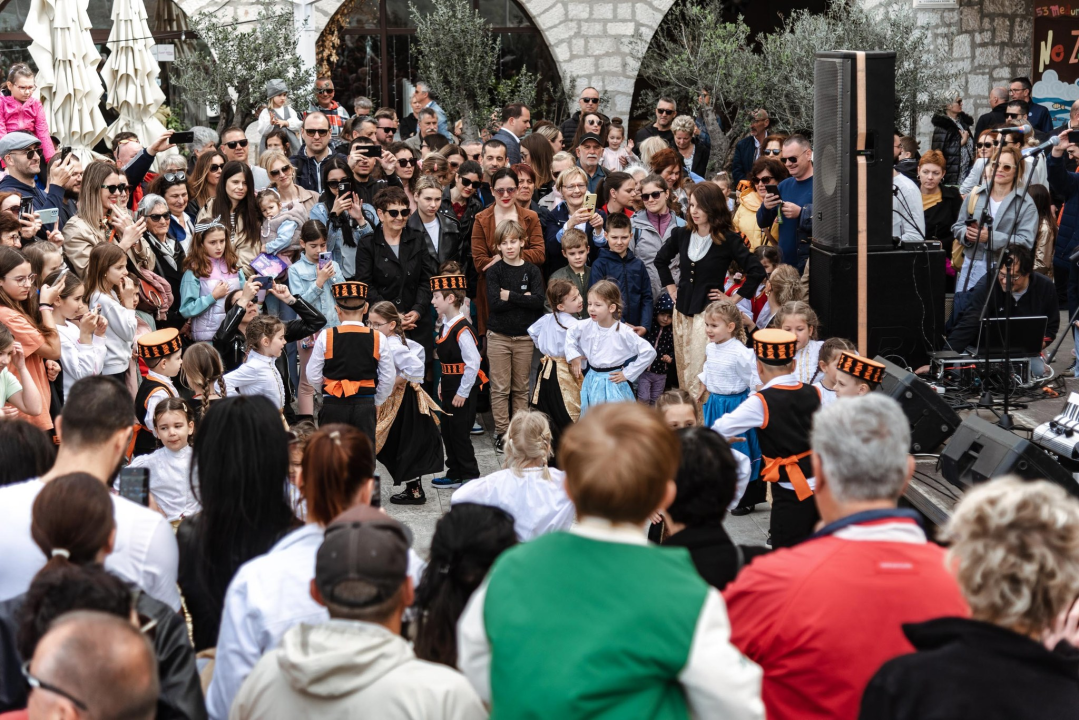 Uskrsni doručak i ove godine privukao brojne Šibenčane, fritaja 'planula' u nekoliko minuta