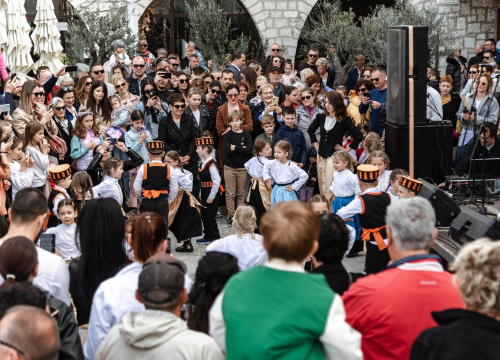 Fotografija 22 - Uskrsni doručak i ove godine privukao brojne Šibenčane, fritaja 'planula' u nekoliko minuta