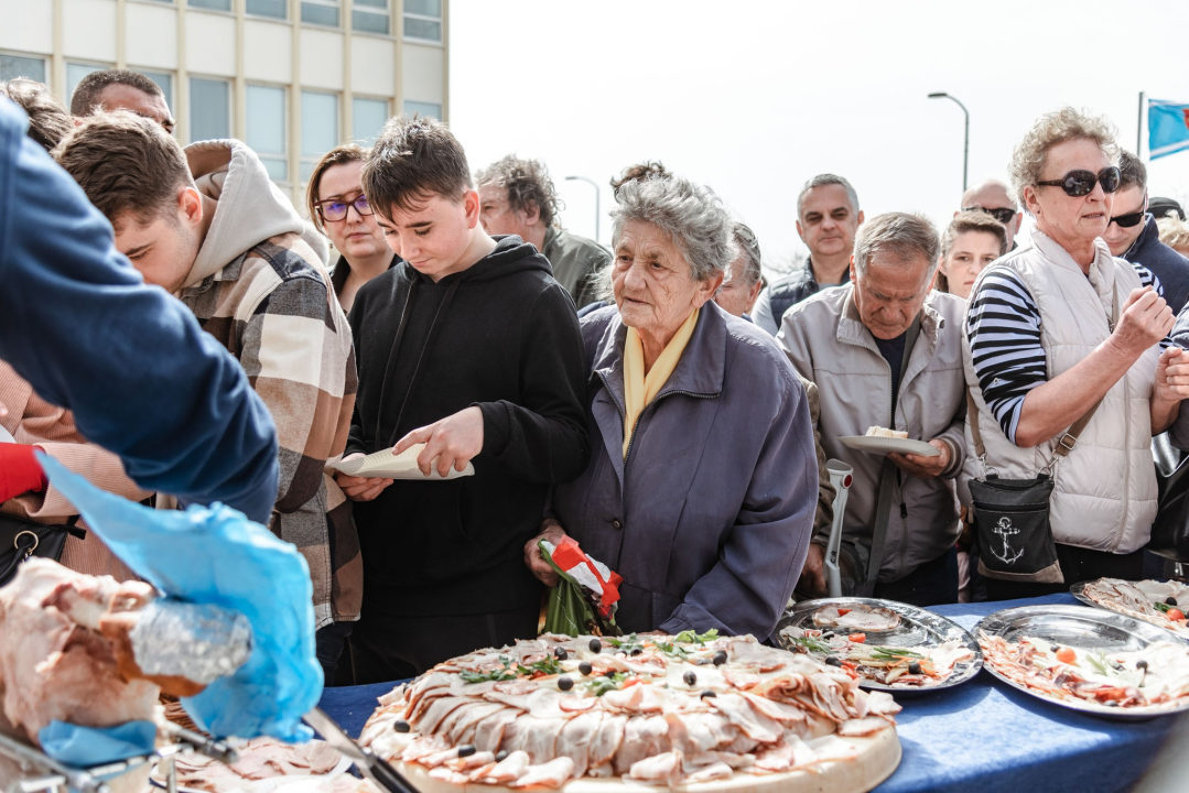 Uskrsni doručak i ove godine privukao brojne Šibenčane, fritaja 'planula' u nekoliko minuta