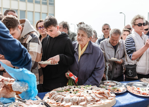 Fotografija 31 - Uskrsni doručak i ove godine privukao brojne Šibenčane, fritaja 'planula' u nekoliko minuta